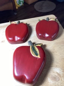 3er Set Home Interiors geschnitzte rote Äpfel aus Holz Schlüsselloch zum Aufhängen - Bild 1 von 7