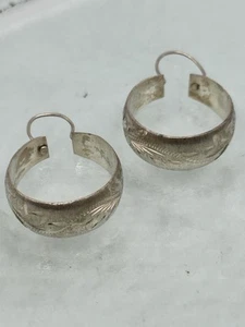 Orecchini a cerchio in argento sterling con incisioni floreali - Foto 1 di 7