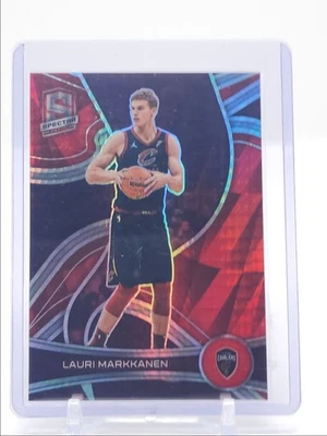 LAURI MARKKANEN 2021-22 SPECTRA BALONCESTO ROJO ASIA PRIZM CAVALIERS Q3152 Foto 1 de 2