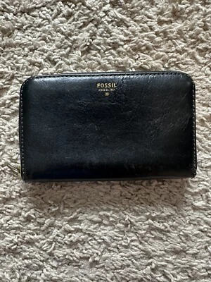 Cartera pequeña negra fósil, interior verde, cremallera alrededor Foto 1 de 4