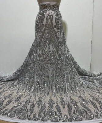 Lentejuelas PLATEADAS/malla blanca elástica transparente sobre lentejuelas plateadas/lentejuelas para graduación por yarda Foto 1 de 3