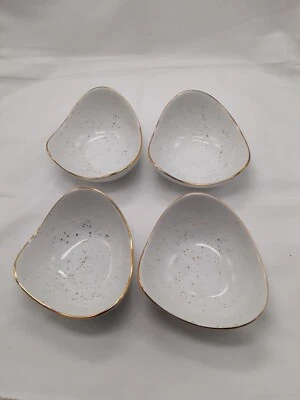 Cuencos triangulares blancos estilo atómico MCM con spray de oro según Market Finds Foto 1 de 3