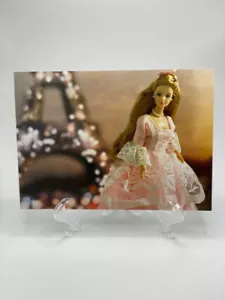 Cartolina/stampa artistica Barbie a Parigi alla Torre Eiffel nuova - Foto 1 di 4