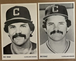 2 verschiedene BO DIAZ, Cleveland Indianer weißer Rand Fotokarten - Bild 1 von 1