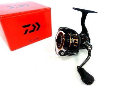 Carrete giratorio de agua salada Daiwa BG 2000 negro y dorado BG2000 - NUEVO Foto 1 de 4