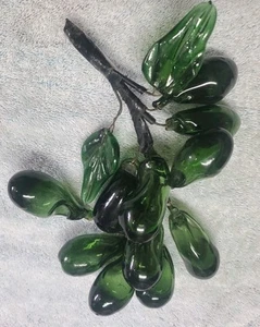 Vintage Hand Blown Art Glass Bulbous Vibrant Green Grape Cluster with Leaves - Picture 1 of 9