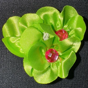 ¿Construir un taller de osos? Flor verde con cuentas rosas oreja arco BABW? - Imagen 1 de 5