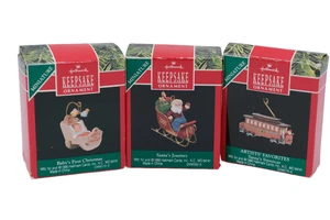 Lote de 3 adornos navideños en miniatura Hallmark Keepsake / tranvía Santa Baby 1990 - Imagen 1 de 20