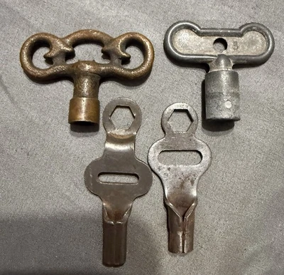 4 Vintage Keys (clock) !! - Image 1 of 4