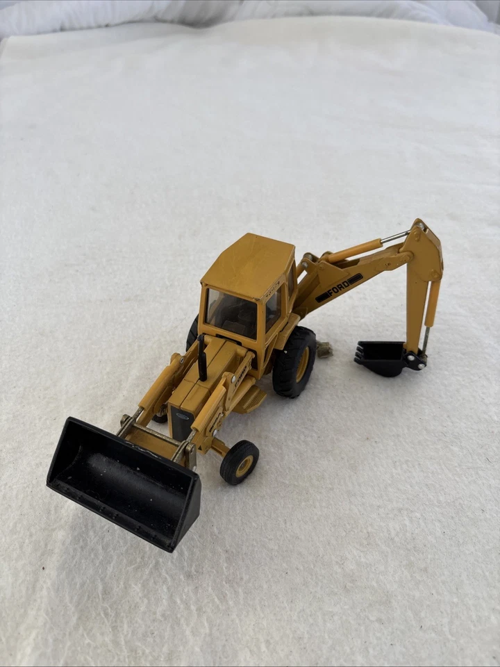 1/32 Ertl Ford 555A Backhoe/front Loader W/ Outriggers. Toy (No Box) - Image 1 of 4