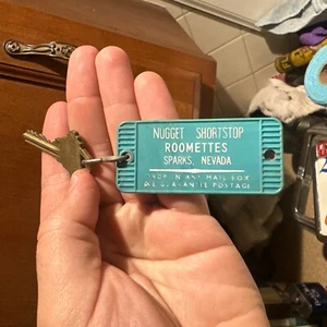 RARO Portachiavi Nugget Shortstop Roomettes Motel Key Sparks Nevada Hotel Motel - Foto 1 di 3