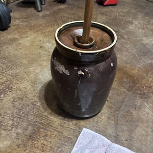 Antike braune Steinzeug Butterdose mit Holz Dasher & Deckel - Bild 1 von 15
