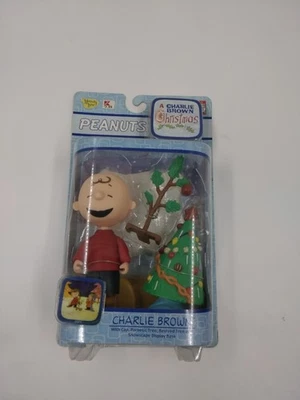 Memory Lane A Charlie Brown Navidad con patético y revivido árbol base de paisaje de nieve Foto 1 de 4