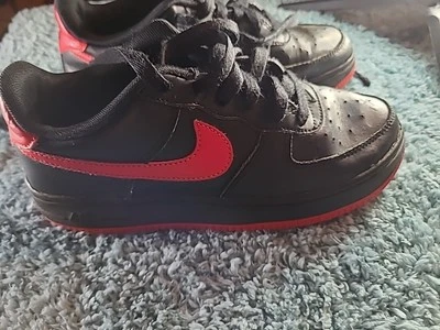 Nike Air Force 1 juvenil talla 4,5 negro/rojo Foto 1 de 4