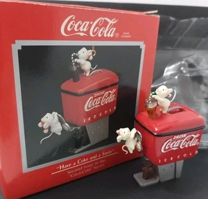 Vintage 1990 Enesco Coca-Cola "Have a Coke and a Smile" Mäuse Weihnachtsschmuck - Bild 1 von 9