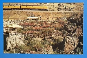 Union Pacific Train & Car Lava Hot Springs Idaho Vintage Postal Jardines Hundidos - Imagen 1 de 2