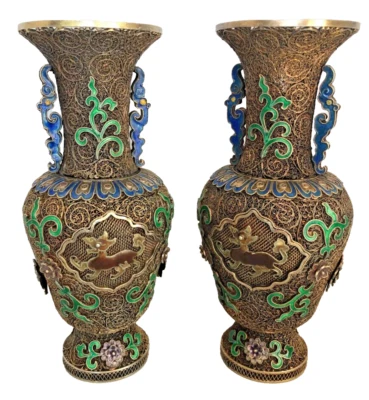 Antiguo par de jarrones chinos de filigrana de plata de ley y esmalte. Foto 1 de 4