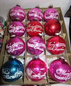 Vintage schablonierte glänzende Brite Glas Ornamente ~ Stille Nacht ~ Frohe Weihnachten - Bild 1 von 8