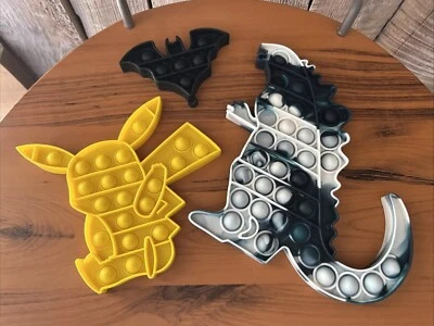 Lote de 3 Juguetes Pop It Sensoriales Inquietos Godzilla Pikachu Batman Foto 1 de 4