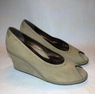 Tacones de cuña Taryn Rose punta abierta beige gamuza ribete de cuero, talla 9M EE. UU. Foto 1 de 4