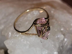 10K Yellow Gold & Pink UV Reactive Pink ? CZ Band Ring Marked 10K KL JCI - Imagen 1 de 9
