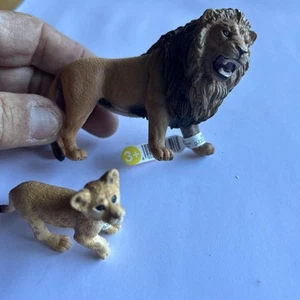Schleich Figuren x 2 Löwen 1996 & Jungtier in gutem Zustand - Bild 1 von 3
