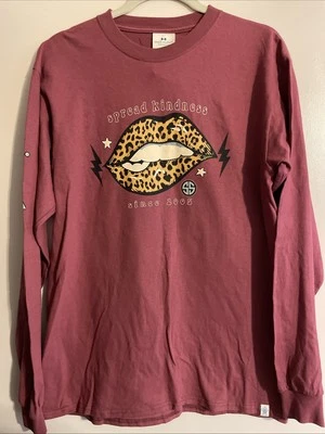 Camisa Simply Southern para mujer manga larga extendida bondad labios granates medianos Foto 1 de 4