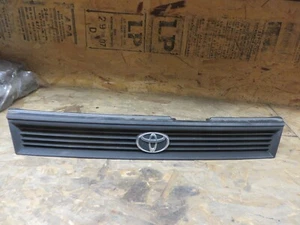 TOYOTA COROLLA 1988-1992 GRILLE WITH EMBLEM OEM - Picture 1 of 12