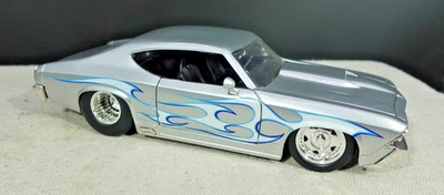 Jada Toys Big Time Muscle 1969 Chevy Chevelle SS Silver/Flames 1/24 - Image 1 of 4