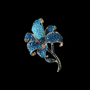 Atemberaubende große Betsey Johnson zweifarbige blaue Strass Lilie Blume Brosche Anstecknadel - Bild 1 von 5