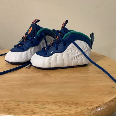 Zapatos Nike Little Posite Pro para bebé/niño pequeño. Base blanca, detalles azules, talla 3C Foto 1 de 4