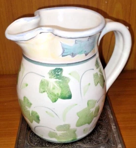 BROCCA CERAMICA STUDIO EDERA VERDE E SALMONE SU SFONDO CREMA FIRMATA THERESA '99 - Foto 1 di 10