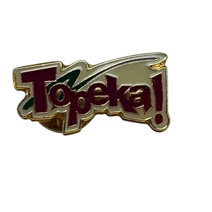 Topeka KS Kansas Spelllout Revers Mütze Jacke Pin - Bild 1 von 1