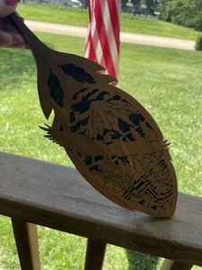 Vintage fatto a mano taglio laser legno arte forma piuma aquila/montagne feltro retro USA - Foto 1 di 11