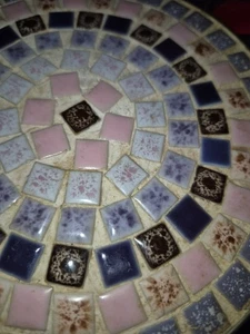 Plato caliente trivet redondo morado y rosa mosaico moderno retro vintage de mediados de siglo - Imagen 1 de 5