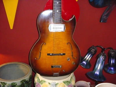 GUITARRA ELÉCTRICA ANTIGUA KRAFTSMAN CUERPO DELGADO HUECO CAJA PASTILLA AÑOS 60 RARA Foto 1 de 4