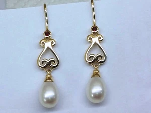 E056 Genuine 9ct SOLID Yellow Gold NATURAL Garnet & Pearl Scroll Drop Earrings - Picture 1 of 10