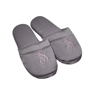 Neu ohne Etikett Victoria's Secret bestickte Satin-Hausschuhe Größe 9,5 grau Lounge - Bild 1 von 5