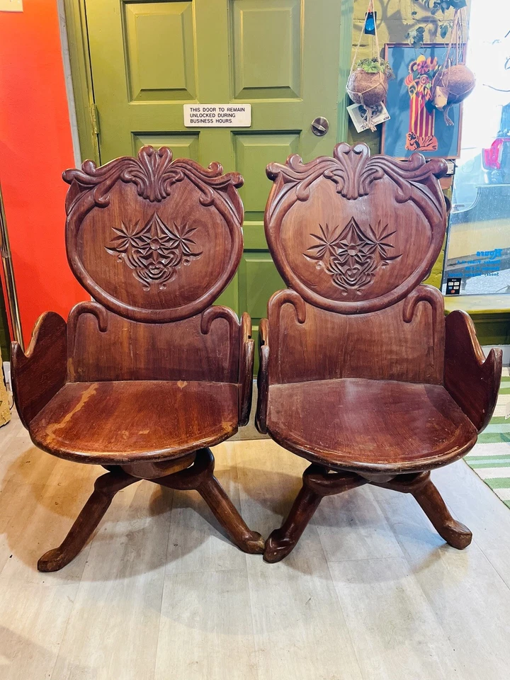 Juego de dos sillas antiguas de teca maciza estilo Art Nouveau Antoni Gaudí Foto 1 de 4