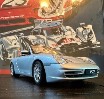 1/18 AUTOart Porsche 911 Carrera Cabriolet (996) Plateado  Foto 1 de 4