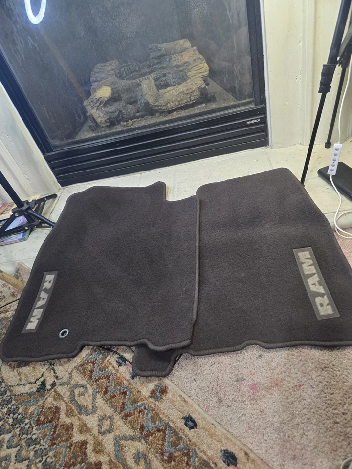 Tapetes de assoalho dianteiros Dodge Ram 1500 fabricante de equipamento original 2013-2014-2015-2016-2017-2018 - Imagem 1 de 4