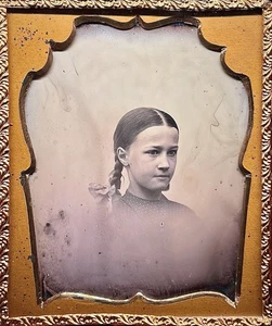 1/6 TELLER DAGUERREOTYPIE - EIN SÜSSES MÄDCHEN MIT ZÖPFEN IM VOLLEN ETUI & SELTENEM PASSEPARTOUT - Bild 1 von 3