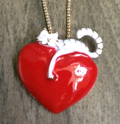 Betsy Johnson Corazón Rojo con Gatito Blanco Gato Colgante en Collar Dorado ¡Nuevo! Foto 1 de 2