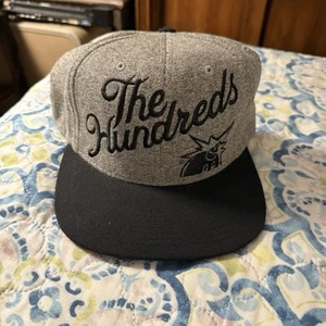 The Hundreds Mütze schwarz grau Schrift Druckknopflasche - Bild 1 von 5