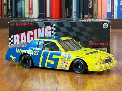 Ford T-Bird Dale Earnhardt 1982 #15 Wrangler Big Ugly 1/24 CWC acción diecast Foto 1 de 4
