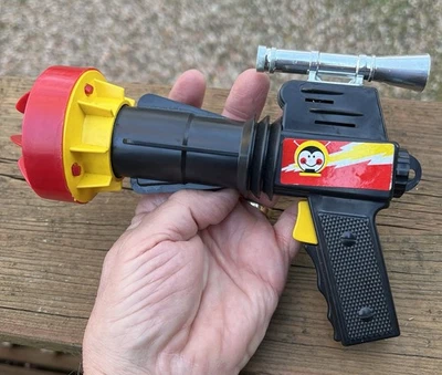 ВИНТАЖНЫЙ ЛАЗЕРНЫЙ ЛУЧ ПИСТОЛЕТ КОСМИЧЕСКАЯ ИГРУШКА фонарик-кликер ручка работает - Изображение 1 из 4