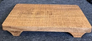 Elevador de madera tallada tono vintage. Multiusos, 16" x 9" x 2,2" - Imagen 1 de 8
