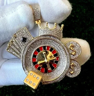 Colgante redondo de dinero con tarjeta de dados de casino de moissanita real de 4 quilates enchapado en oro amarillo de 14 quilates Foto 1 de 4