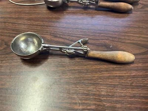 Antiguo Gilchrist No. De Colección Cuchara de helado 31 con mango de madera talla 12 - Imagen 1 de 11