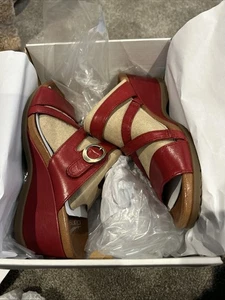 Dansko Ana glasiertes Kinderleder rot. Größe EU 38, US 8. Riemchen, Keilabsatz - Bild 1 von 5
